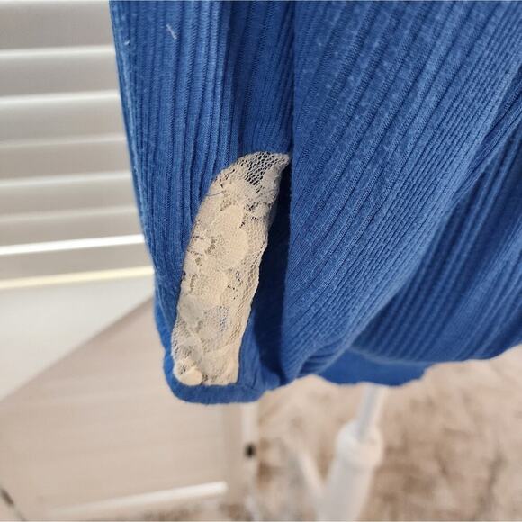 FREE PEOPLE BLUE SEQUIN  LACE TOP SIZE SMALL - Picture 2 of 7